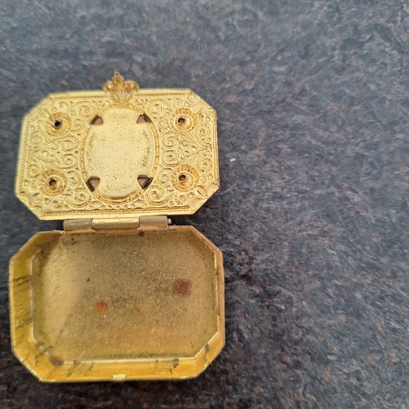 Vintage Gold Pill Box - Picture 2 of 3